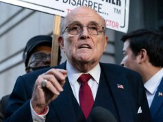 Rudy Giuliani hospitalizado em estado crítico, mas estável: ‘Ele está lutando’