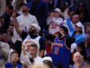 Celebridades e fãs não famosos dos Knicks aproveitam a vitória no jogo 3 na Filadélfia