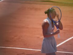 Marta Kostyuk obtém vitória emocionante após ataque com mísseis em casa na Ucrânia