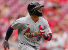 Bryan Torres, do Cardinals, homenageia na estreia na liga grande, 11 anos após a primeira aparição na liga menor