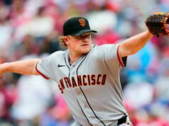 O ás dos Giants, Logan Webb, entra em IL de 15 dias com bursite no joelho direito