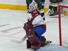 Wild Chase Wedgewood do Avalanche no segundo período do Jogo 3
