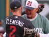 Roger Clemens lança o primeiro arremesso para o filho Kody no Fenway