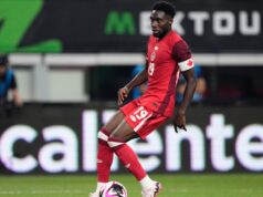 Alphonso Davies é convocado para a seleção do Canadá para a Copa do Mundo, apesar de lesão no tendão da coxa