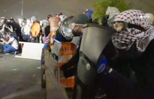 Agitadores anti-ICE jogam paletes de madeira e colchões em agentes federais durante confronto caótico no centro de detenção de NJ