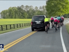 ASSISTIR: Motorista sorri em foto após supostamente atropelar um grupo de ciclistas em fúria na estrada capturada pela câmera