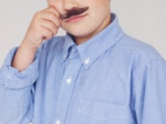 Uma criança com bigode falso enganou uma ferramenta on-line de verificação de idade