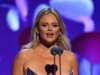 Emily Atack revela que engravidou ‘muito jovem’ durante um relacionamento abusivo