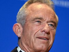 O novo podcast de RFK Jr. é tão estranho quanto você esperaria