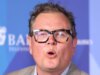 Alan Carr declara ‘chega de sexo’, apesar dos planos de encontrar o amor em 2026