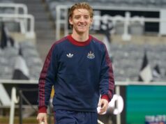 O atacante Anthony Gordon conclui transferência do Newcastle para o Barcelona
