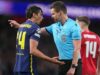 O árbitro Daniel Siebert chega à remaining do PSG x Arsenal após ficar de fora da lista da Copa do Mundo
