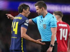 O árbitro Daniel Siebert chega à remaining do PSG x Arsenal após ficar de fora da lista da Copa do Mundo
