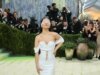 Fãs de Rachel Zegler questionam ‘o que realmente está errado’ após movimentos bizarros no Met Gala