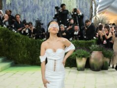 Fãs de Rachel Zegler questionam ‘o que realmente está errado’ após movimentos bizarros no Met Gala