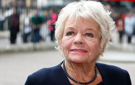 Queria que você estivesse aqui…? apresentadora Judith Chalmers morre aos 90 anos após diagnóstico de Alzheimer
