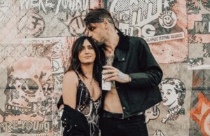 Por dentro da vida e do casamento do vocalista do Beartooth enquanto ele se declara homosexual