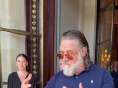 Russell Crowe responde depois de ser visto xingando fãs que queriam autógrafos