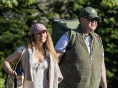Mr Tumble, 55, visto com a namorada Samantha Dorrance, 34, pela primeira vez em um resort