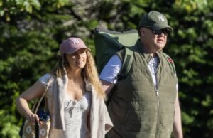Mr Tumble, 55, visto com a namorada Samantha Dorrance, 34, pela primeira vez em um resort