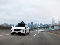 Waymo interrompe viagens em rodovias após luta com robotáxis em zonas de construção