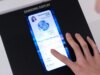 A tela de última geração da Samsung pode medir a frequência cardíaca e a pressão arterial com a ponta do dedo
