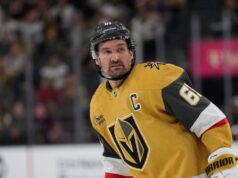 O capitão dos Golden Knights, Mark Stone, sai do jogo 3 contra os Geese