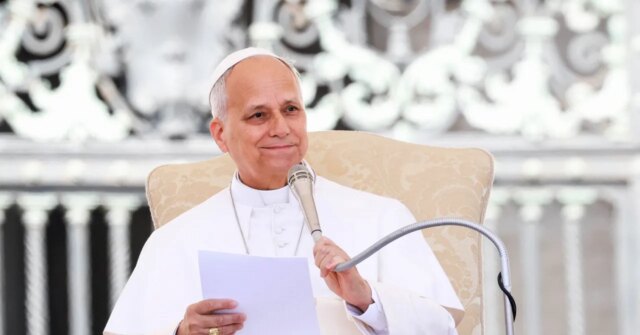 The-Pope-Gets-Tolkien-Culture-2277270022.jpg
