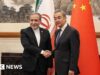 China pede que Estreito seja reaberto ‘o mais rápido possível’ nas negociações com o Irã