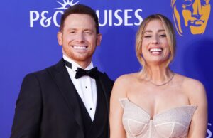 Stacey Solomon e Joe Swash comemoram a conquista do título do Arsenal em parada de ônibus