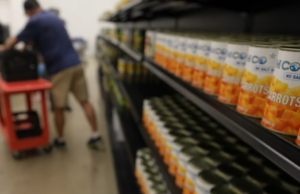 Americanos dependem cada vez mais de despensas de alimentos à medida que os preços ultrapassam os salários