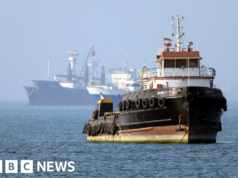 Irã alerta contra o cumprimento das sanções dos EUA conforme relatos de ataques no Golfo