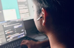 Criei um aplicativo para Mac para rastrear minha má postura com AirPods. Eu não escrevi uma linha de código.