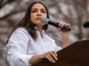 AOC, questionada sobre a candidatura à presidência, diz que sua ambição é “muito maior do que isso”
