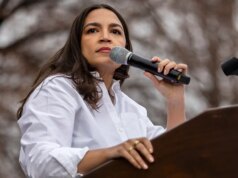 AOC, questionada sobre a candidatura à presidência, diz que sua ambição é “muito maior do que isso”