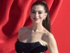 Anne Hathaway responde aos rumores de cirurgia plástica com um segredo surpreendentemente simples no tapete vermelho