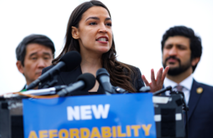 AOC diz aos nova-iorquinos para ‘pararem’ no Alabama durante discurso de comício atrás de um vidro à prova de balas