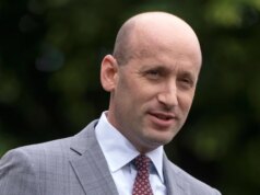 Ativista que protestou em frente à casa de Stephen Miller não enfrentará acusações estaduais