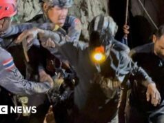 Primeiro de cinco homens encontrados vivos em caverna inundada no Laos é resgatado