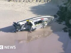 Equipes de resgate entre três mortos após iate afundar na costa australiana