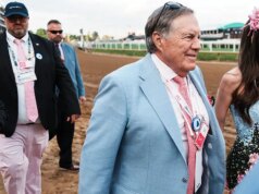 Jordon Hudson vista em Kentucky Oaks com algumas ferragens muito pesadas nos dedos, memes Spirit e MEAT