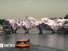 Imagens em timelapse mostram ‘caverna gigante’ inflando na ponte de Paris