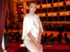 A modelo da Victoria’s Secret, Candice Swanepoel, fica apenas com a parte de baixo do maiô em um novo clipe sensual