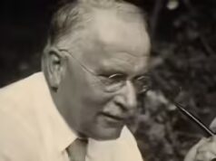 Citação do dia de Carl Jung: “A solidão não vem de não ter ninguém por perto, mas de ser incapaz de comunicar as coisas que parecem importantes para si mesmo, ou de manter certos pontos de vista que outros consideram inadmissíveis.”