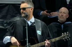 Eric Church compara pilares da vida às cordas de um violão em discurso de formatura viral