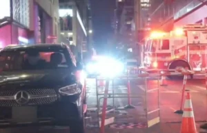 A tampa do bueiro de Nova York pode ter sido desalojada por um caminhão antes que a mulher caísse fatalmente, diz Con Edison
