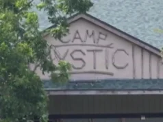 Pais de campistas reagem ao fato de Camp Mystic não reabrir neste verão após enchente mortal