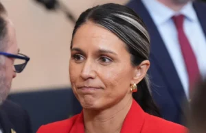 Tulsi Gabbard renuncia ao cargo de diretor de inteligência nacional enquanto Trump considera novos ataques ao Irã