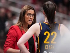 Treinador do Fever acusado de esnobar Caitlin Clark com resposta estranha após o heróico quarto período