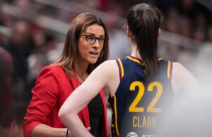Treinador do Fever acusado de esnobar Caitlin Clark com resposta estranha após o heróico quarto período